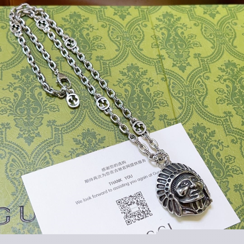G*u*i necklaces